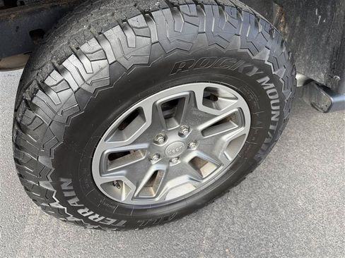 Used 2018 Jeep Wrangler Unlimited Rubicon w/ Cold Weather Group AWD/4WD image 13
