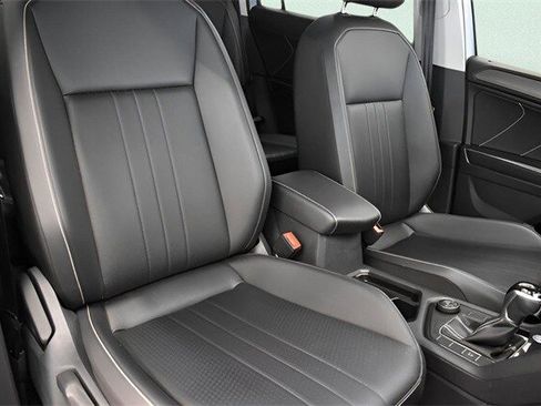 Used 2022 Volkswagen Tiguan SE image 9