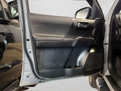 Used 2019 Toyota Tacoma TRD Sport w/ Technology Package AWD/4WD image 16