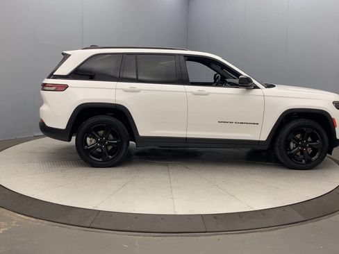 Used 2023 Jeep Grand Cherokee Altitude AWD/4WD image 6