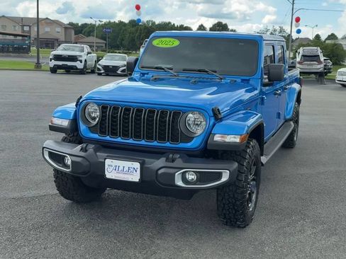 Used 2025 Jeep Gladiator Sport AWD/4WD image 2