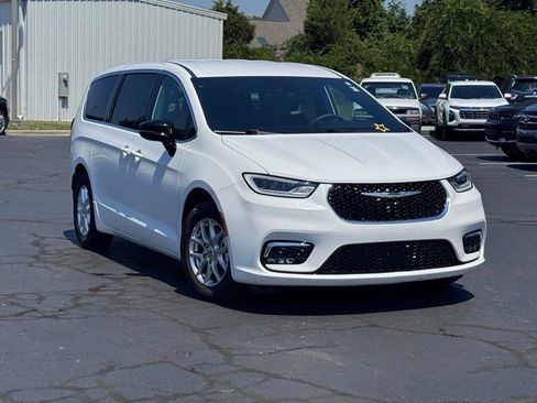 Used 2025 Chrysler Pacifica Select FWD image 1