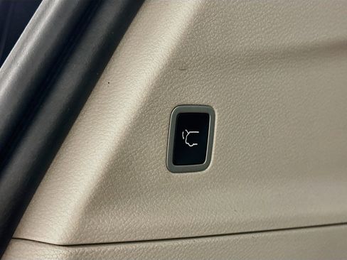 Used 2023 Chrysler Pacifica Touring-L FWD image 31