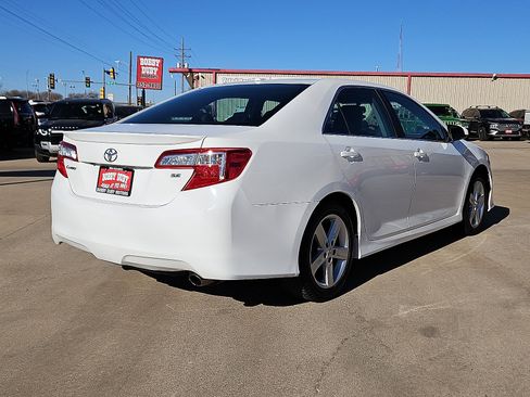 Used 2014 Toyota Camry SE image 3