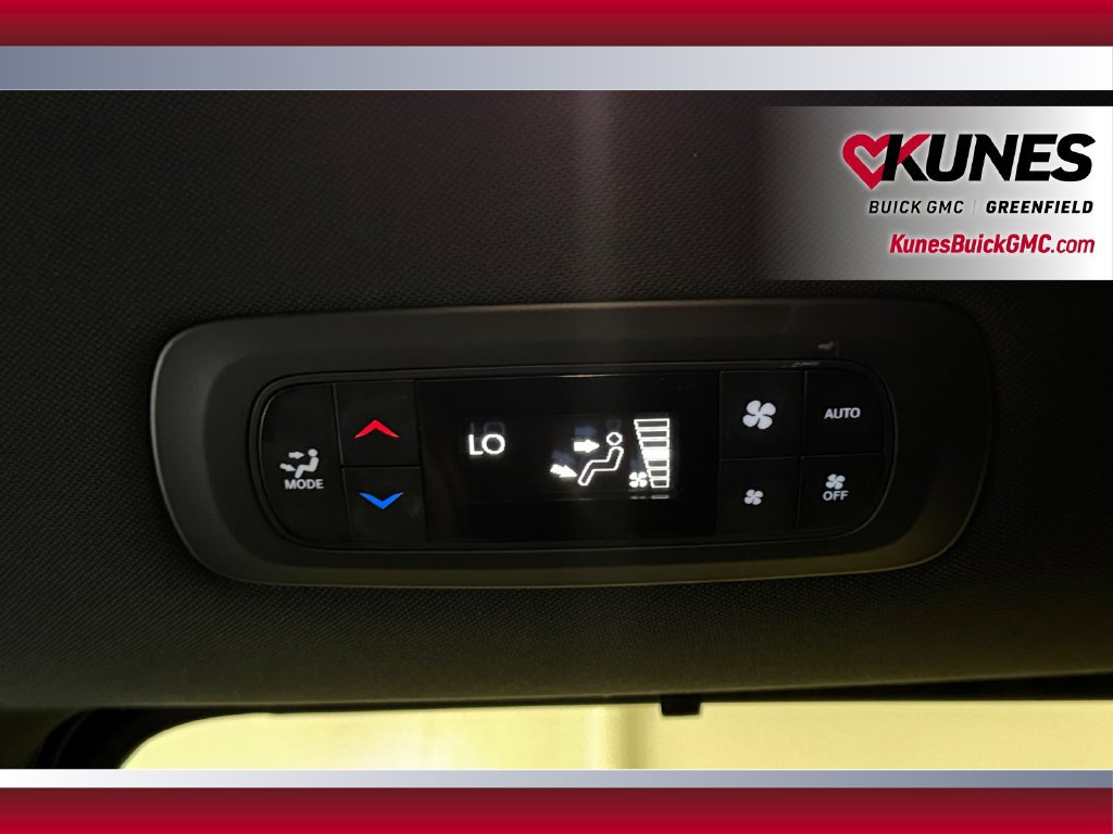 Used 2025 Chrysler Pacifica Select FWD image 34