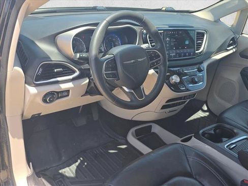 Used 2022 Chrysler Pacifica Touring-L FWD image 9