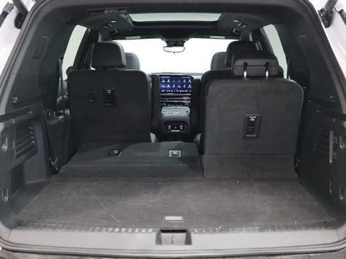 Used 2025 Chevrolet Traverse RS AWD/4WD image 40
