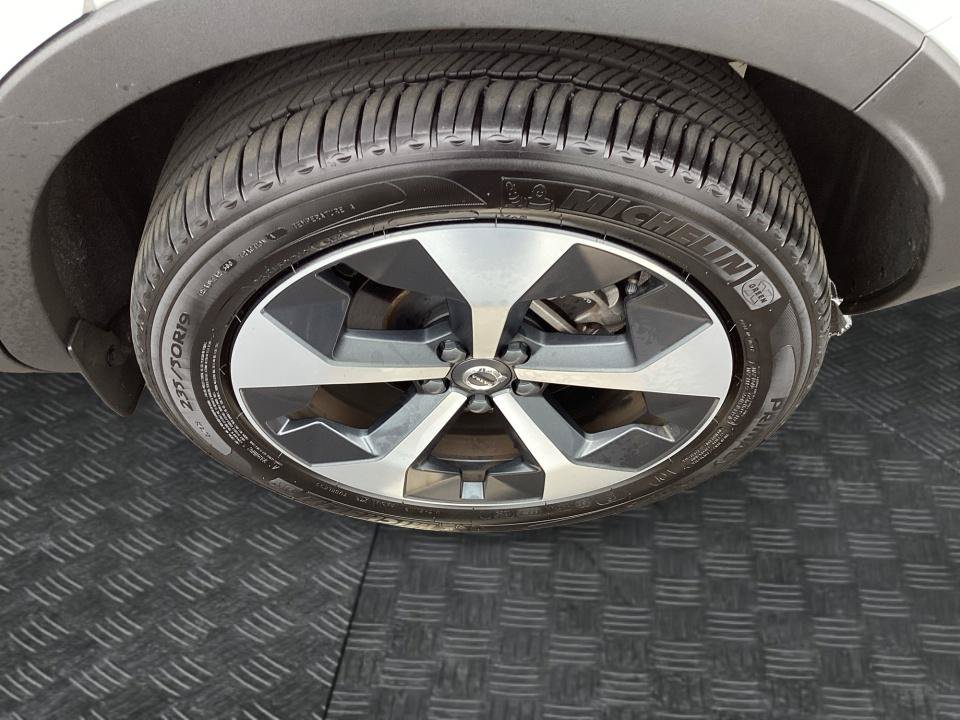 Certified 2025 Volvo XC40 B5 Plus AWD/4WD image 26