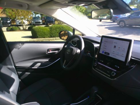 Used 2025 Toyota Corolla XLE image 33