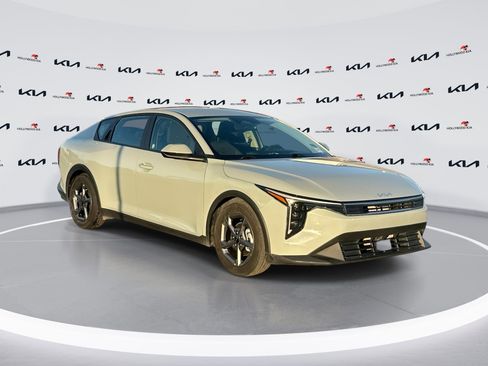 Used 2025 Kia K4 LXS image 1