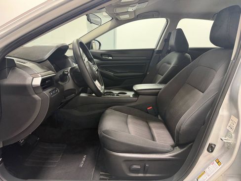 Used 2025 Nissan Altima 2.5 SV FWD image 11