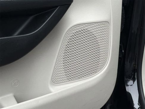 Used 2024 Chrysler Pacifica Select image 24