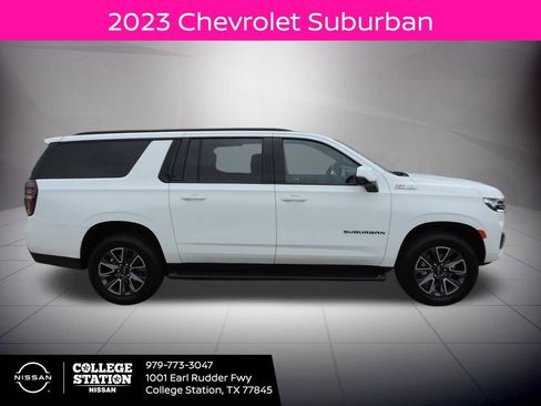 Used 2023 Chevrolet Suburban Z71 w/ Luxury Package image 2