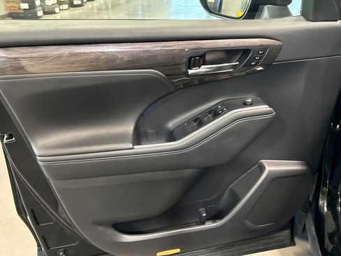 Used 2020 Toyota Highlander Limited image 9