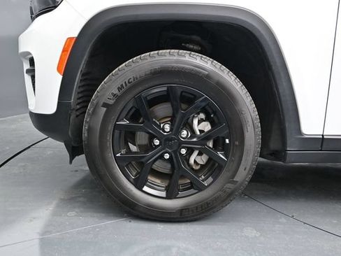 Used 2025 Jeep Grand Cherokee Altitude AWD/4WD image 16