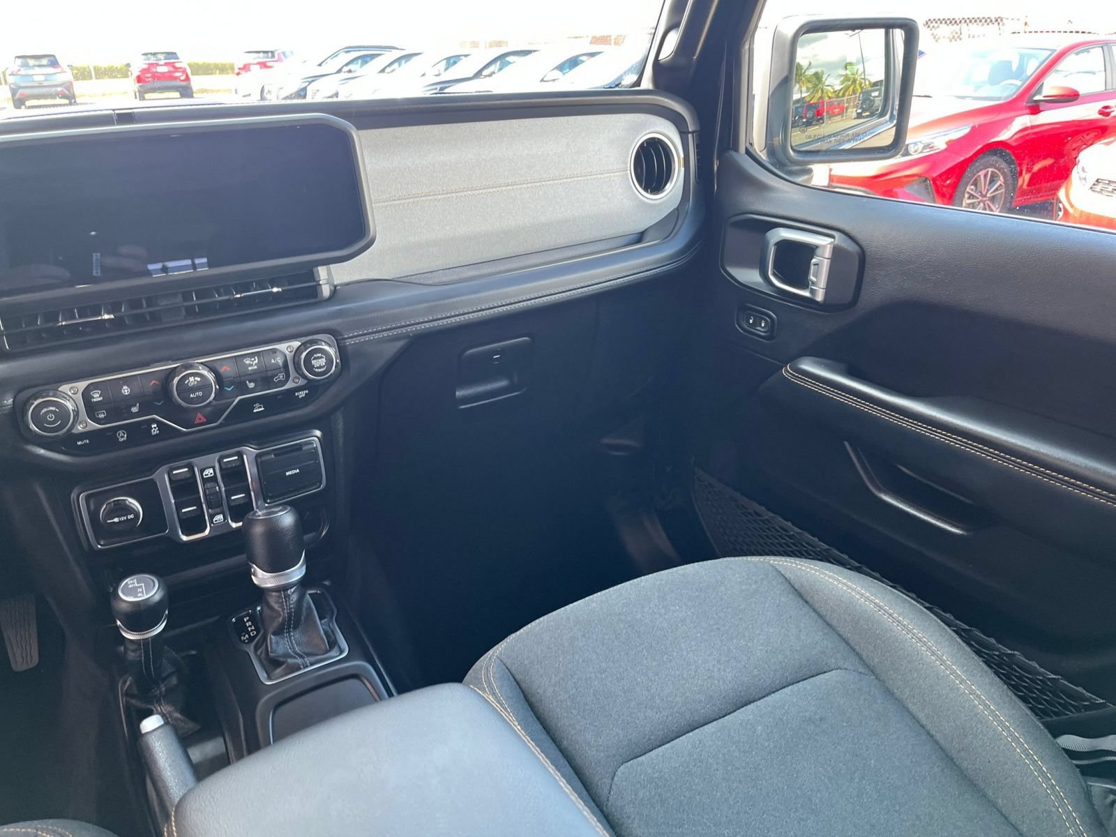 Used 2025 Jeep Wrangler Unlimited Sahara AWD/4WD image 33