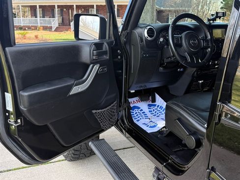Used 2015 Jeep Wrangler Unlimited Rubicon w/ Dual Top Group AWD/4WD image 49