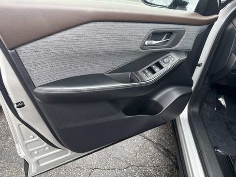 Used 2023 Nissan Rogue SV AWD/4WD image 18