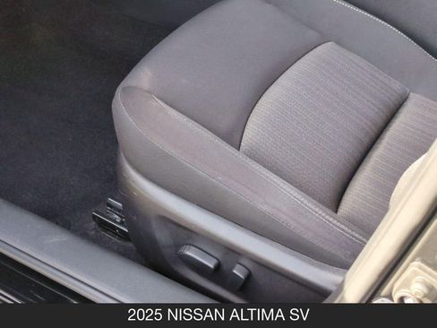 Used 2025 Nissan Altima 2.5 SV FWD image 15