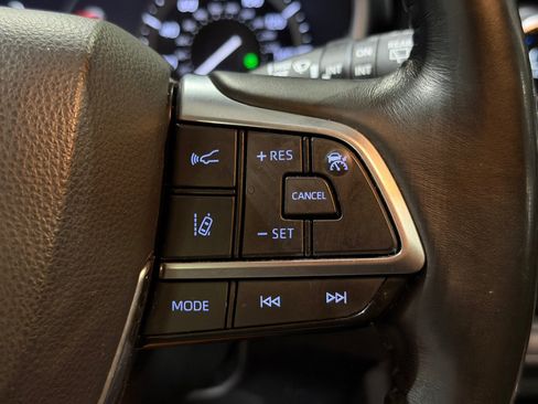 Used 2021 Toyota Highlander XLE AWD/4WD image 32