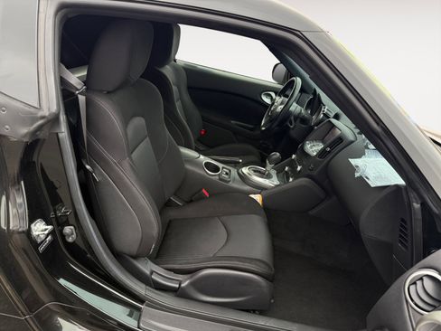 Used 2018 Nissan 370Z Coupe RWD image 18