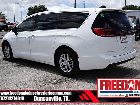 New 2027 Chrysler Pacifica Select FWD image 3