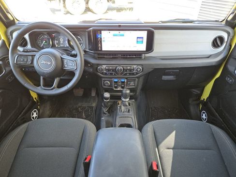 Used 2024 Jeep Wrangler Unlimited w/ Convenience Group AWD/4WD image 9