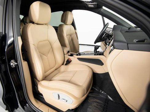 Certified 2025 Porsche Macan image 32