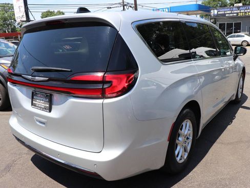 Used 2024 Chrysler Pacifica Touring-L FWD image 5