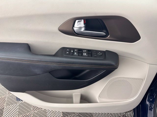 Used 2017 Chrysler Pacifica Touring-L FWD image 20