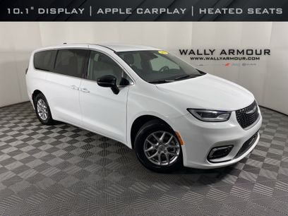 Used 2025 Chrysler Pacifica Select