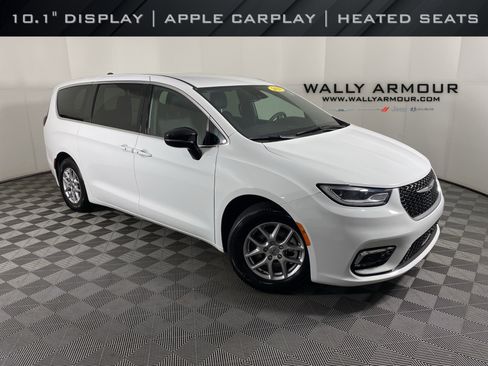 Used 2025 Chrysler Pacifica Select image 1