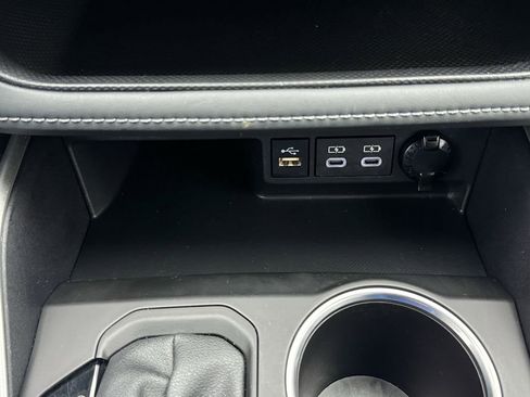 Used 2024 Toyota Highlander Limited image 20