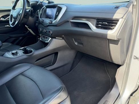 Used 2024 GMC Terrain SLT image 17