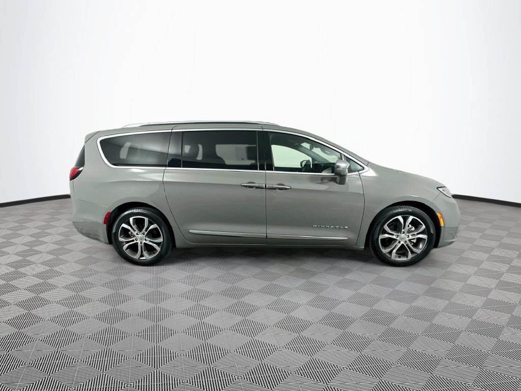 Used 2024 Chrysler Pacifica Pinnacle w/ Trailer Tow Group FWD image 14