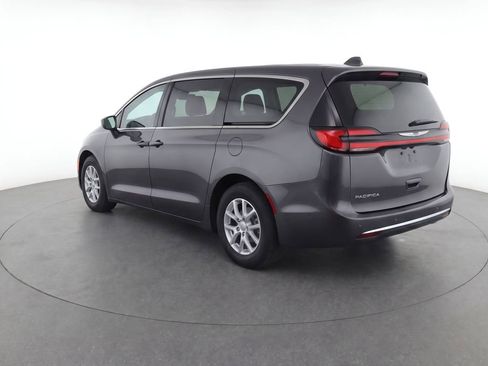 Used 2023 Chrysler Pacifica Touring-L FWD image 3