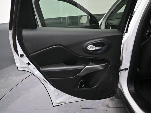 Used 2019 Jeep Cherokee Latitude w/ Cold Weather Group image 27