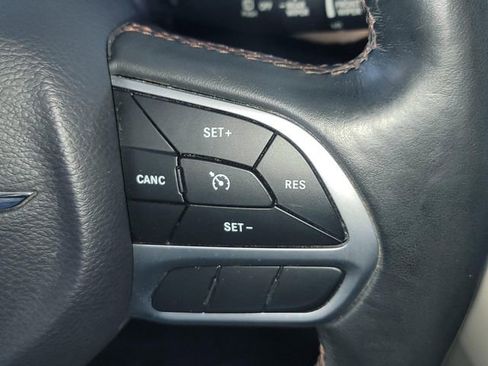 Used 2017 Chrysler Pacifica Touring-L image 15