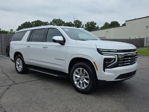 Used 2025 Chevrolet Suburban Premier RWD image 7