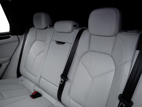 Used 2025 Porsche Macan AWD/4WD image 37