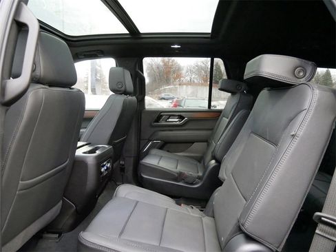 Used 2025 GMC Yukon Denali w/ Sun & Power Step Package image 9