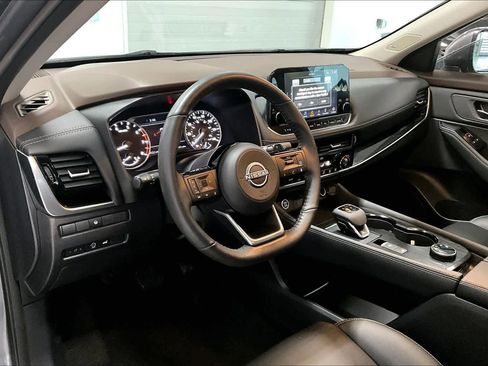 Used 2023 Nissan Rogue SL image 2