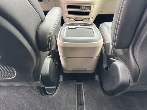 Used 2023 Chrysler Pacifica Touring-L image 33