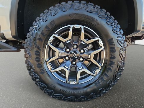 Used 2026 Chevrolet Colorado ZR2 w/ Technology Package AWD/4WD image 33