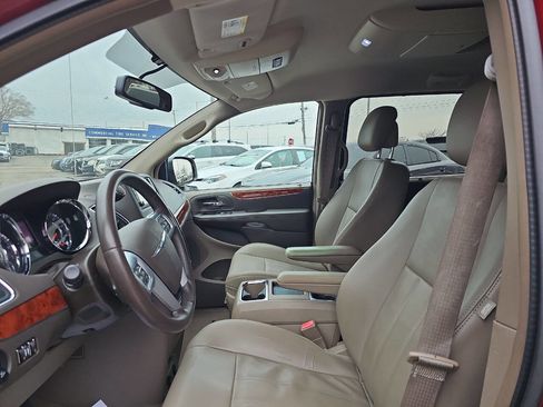 Used 2013 Chrysler Town & Country Touring FWD image 9