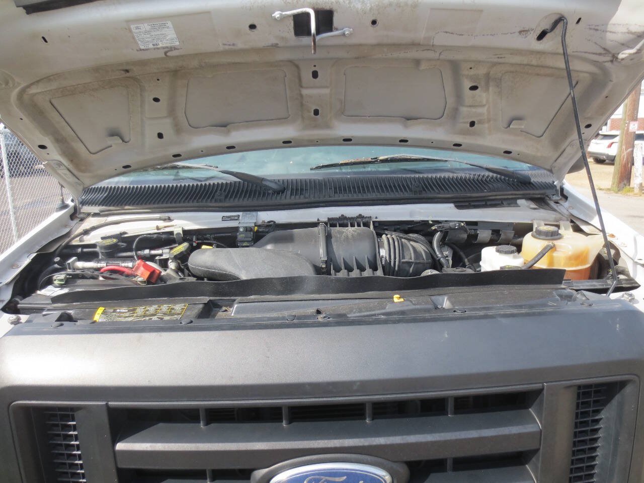 Used 2010 Ford E-350 and Econoline 350 XL RWD image 4