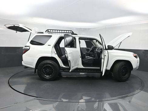 Used 2022 Toyota 4Runner SR5 Premium w/ Moonroof Package RWD image 34