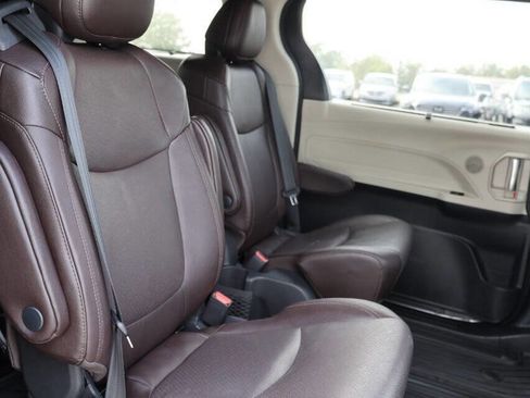 Used 2021 Toyota Sienna Platinum image 15