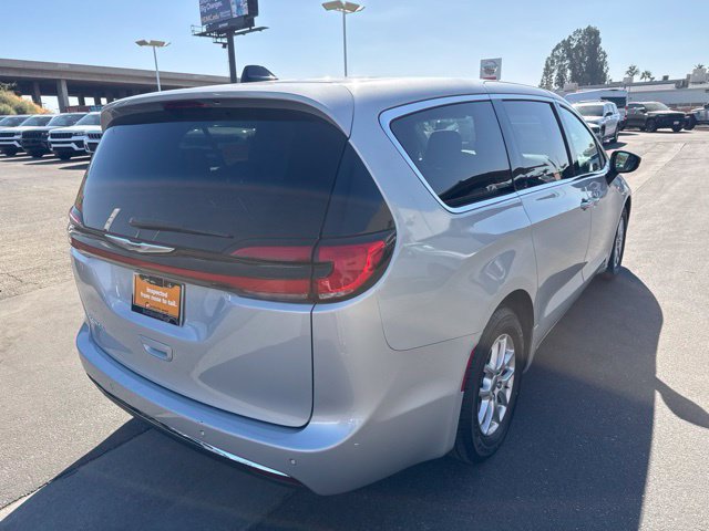Certified 2024 Chrysler Pacifica Touring-L FWD image 6