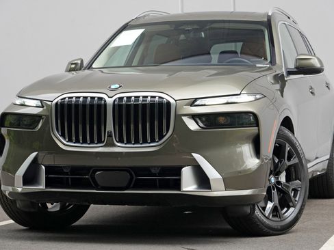 Used 2025 BMW X7 xDrive40i AWD/4WD image 3